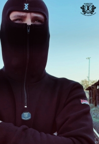 PuB03 - NINJA kapucnis beleb&uacute;j&oacute;s pul&oacute;ver
